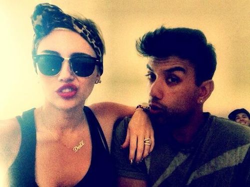 Miley Cyrus zeigt ihren Twitter-Followern wieder ihren Verlobungsring