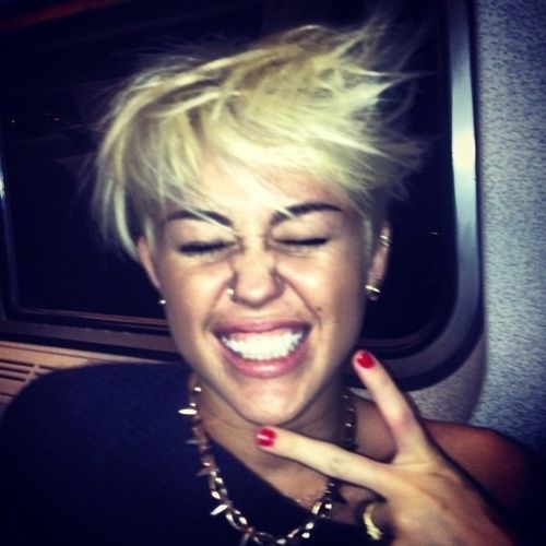 Miley Cyrus findet ihre neue Frisur klasse Miley Cyrus findet ihre neue Frisur klasse