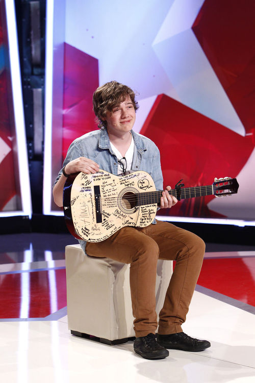 Henrik kam mit bemalter Gitarre Henrik kam mit bemalter Gitarre