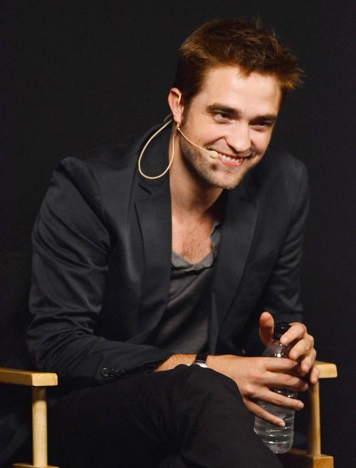 Robert Pattinson verlernte seinen gebürtigen, britischen Akzent Robert Pattinson verlernte seinen gebürtigen, britischen Akzent