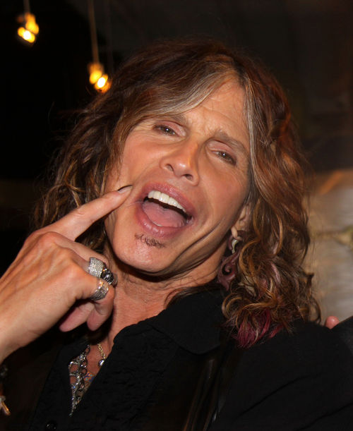 Steven Tyler hat sich die Zähne ausgeschlagen Steven Tyler hat sich die Zähne ausgeschlagen