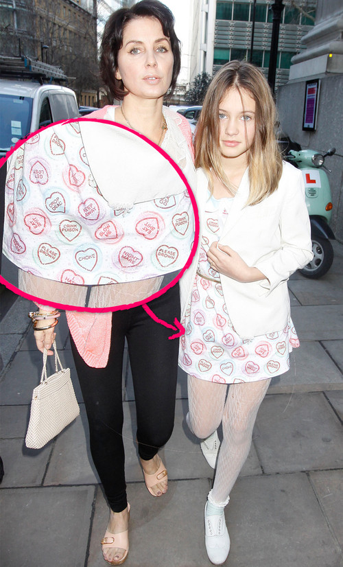 Jude Law, Sadie Frost - Iris Law trug jetzt ein Kleid mit anrüchigen Slogans Jude Law, Sadie Frost - Iris Law trug jetzt ein Kleid mit anrüchigen Slogans
