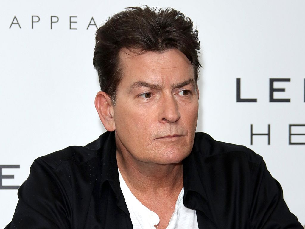 Wie Alt Ist Charlie Sheen Zurück ins Kinderzimmer? Charlie Sheen wohnt nun bei Eltern | Promiflash.de