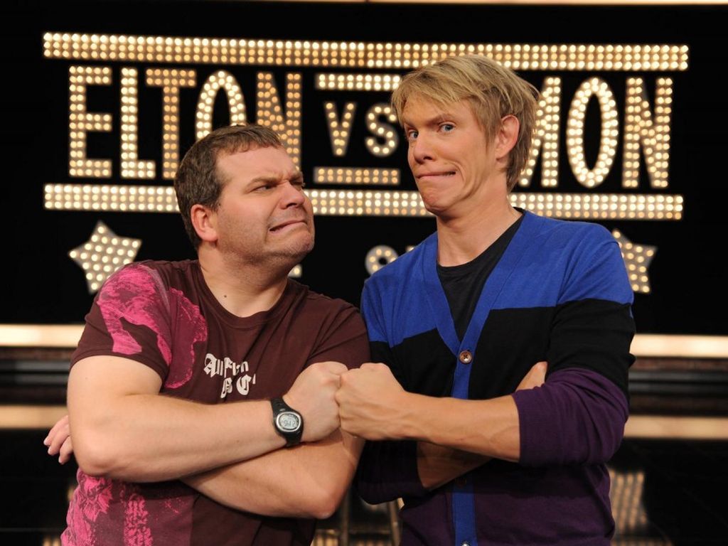 Elton Vs Simon Wer Kann Länger Wach Bleiben www.promiflash.de