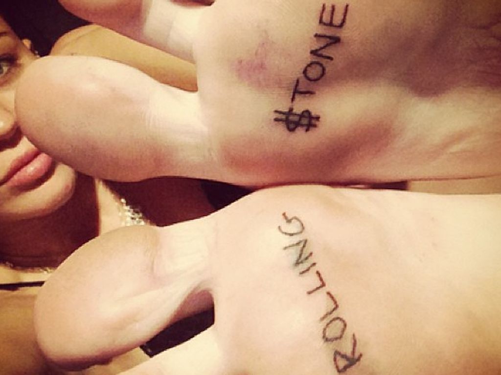 Versautes Babe Mit Tattoos Wird Gefistet Versautes Babe Mit Tattoos Wird Gefistet