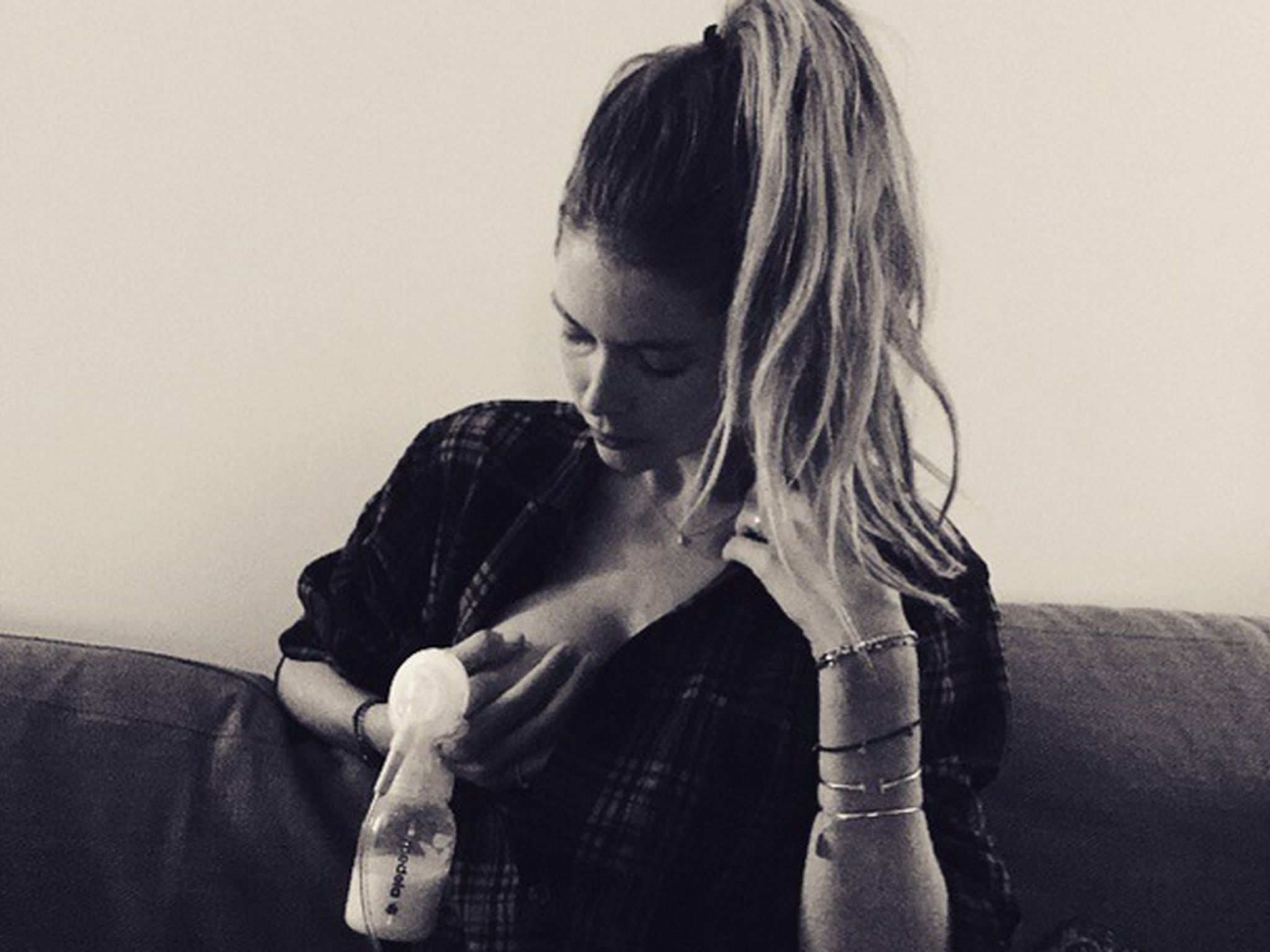 Milchpumpe: Doutzen Kroes macht Werbung fürs Stillen - Promiflash.de