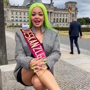 Mit High Heels vorm Reichstag: Katja textet Nationalhymne um