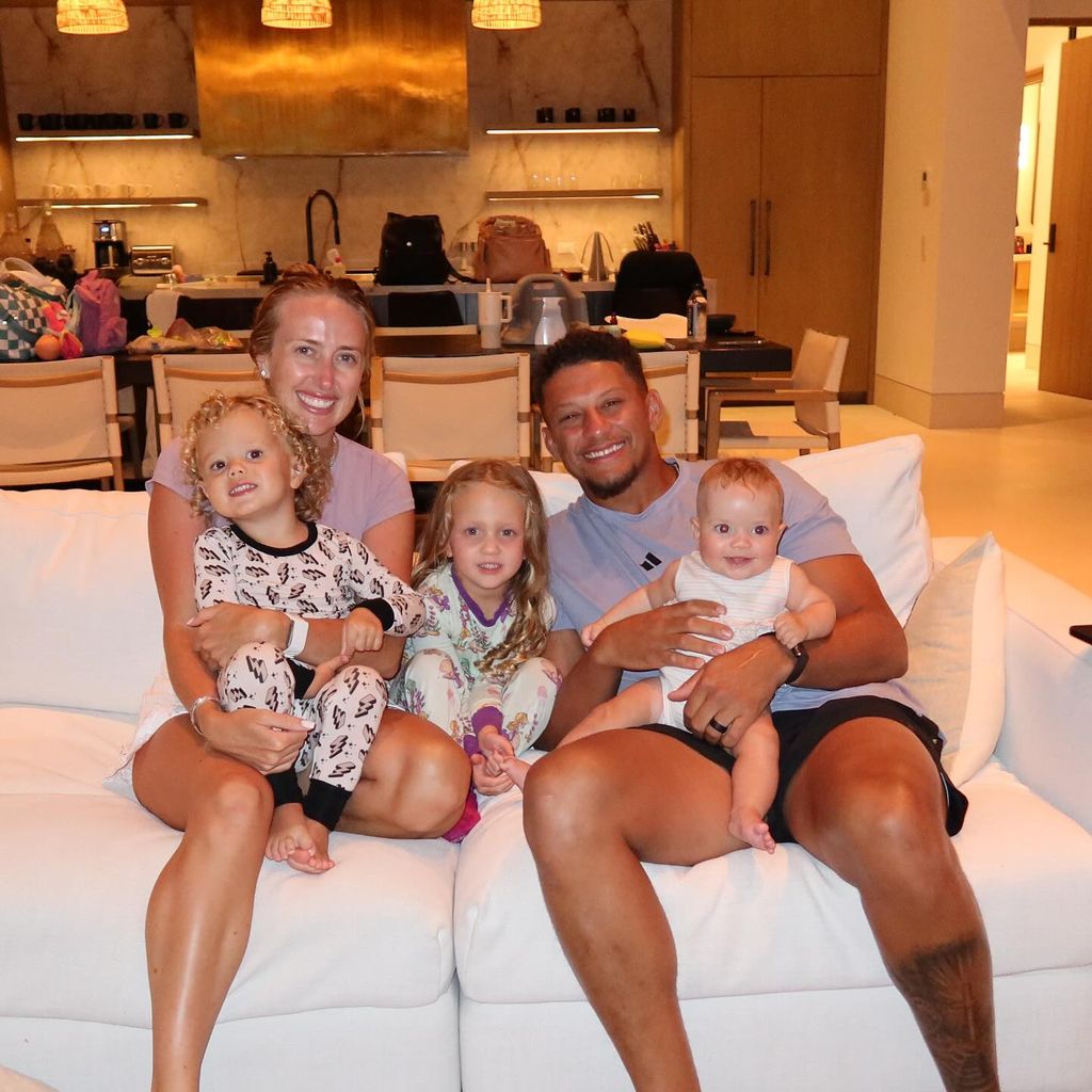 Brittany und Patrick Mahomes mit ihren Kindern, Juli 2025