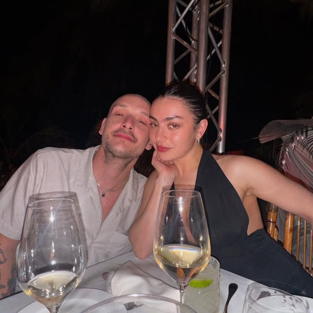 Charli XCX und ihr Verlobter George Daniel an Neujahr 2025