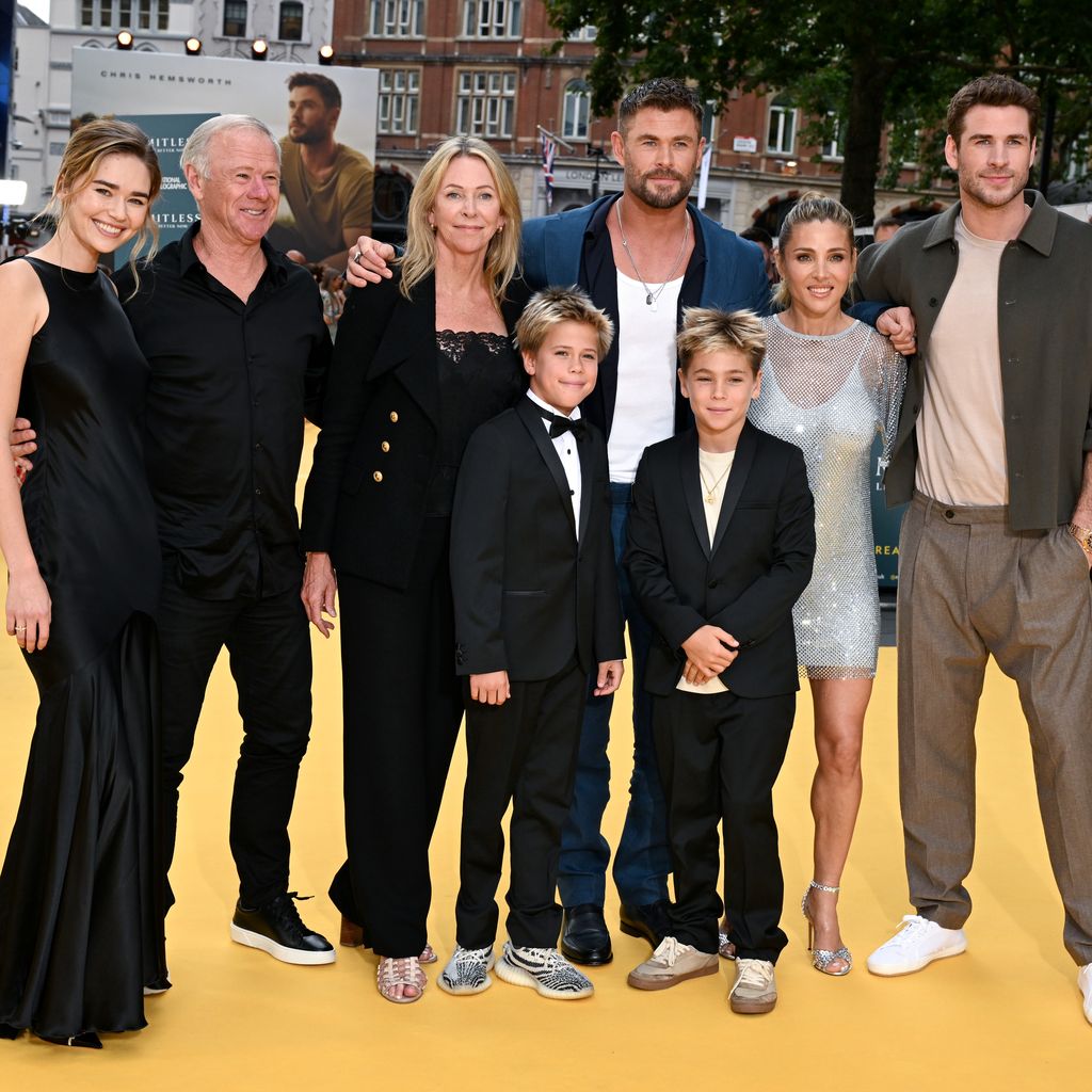 Chris und Liam Hemsworth mit ihren Partnerinnen und Eltern, Juli 2025