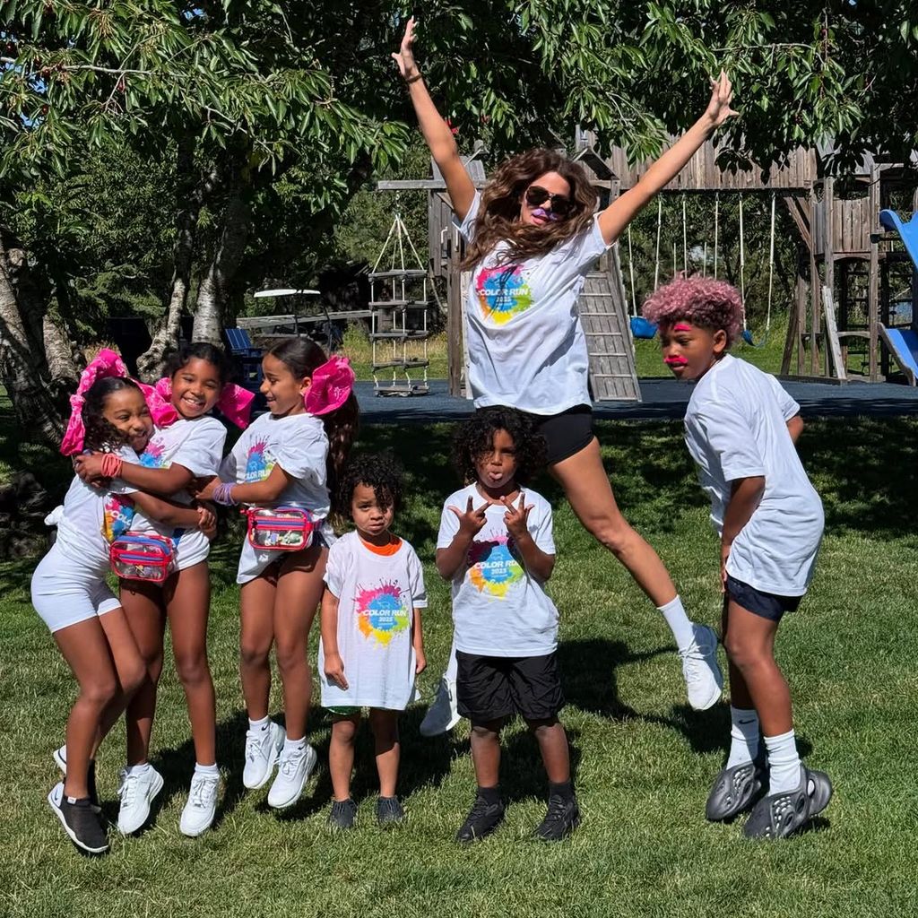 Khloé Kardashian mit ihren Kindern, Nichten und Neffen beim Color Run, Juli 2025