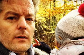 André Dietz beim Spaziergang mit seiner Tochter André Dietz beim Spaziergang mit seiner Tochter