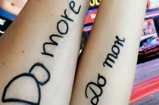 Bastian Yotta und Freundin mit Paar-Tattoo Bastian Yotta und Freundin mit Paar-Tattoo