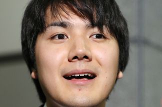 Kei Komuro spricht zu den Medien in Tokyo Kei Komuro spricht zu den Medien in Tokyo