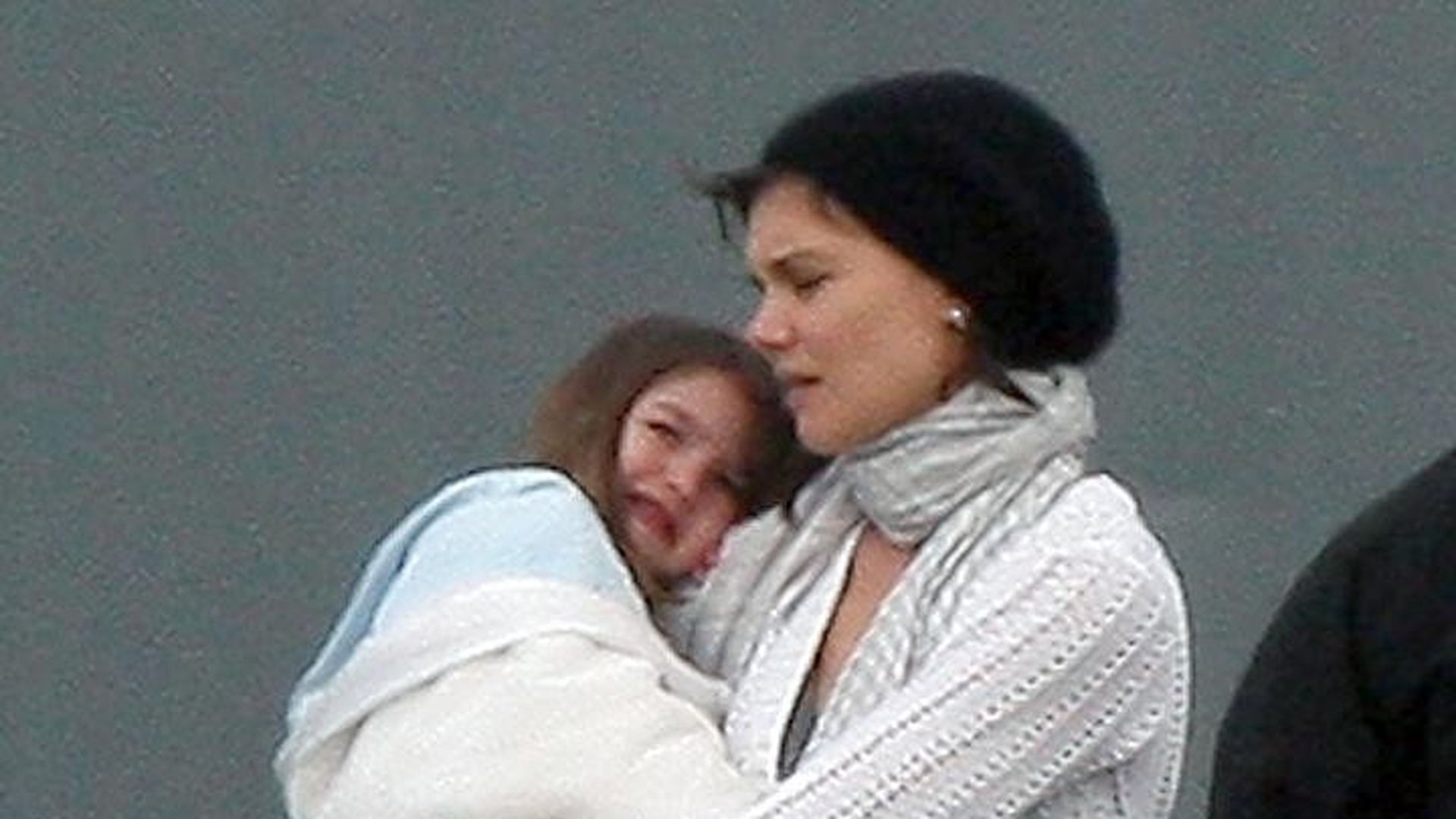 Katie Holmes äußert sich über Suris High Heels Promiflash.de