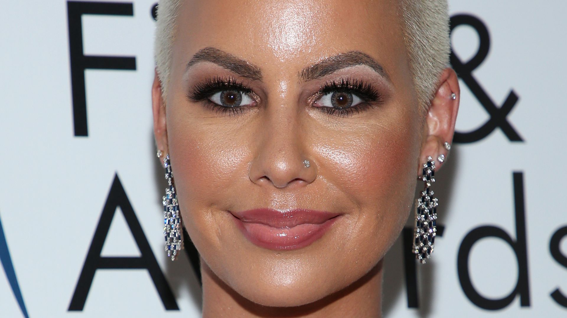 Amber Rose trägt die Namen ihrer beiden Söhne auf der Stirn!