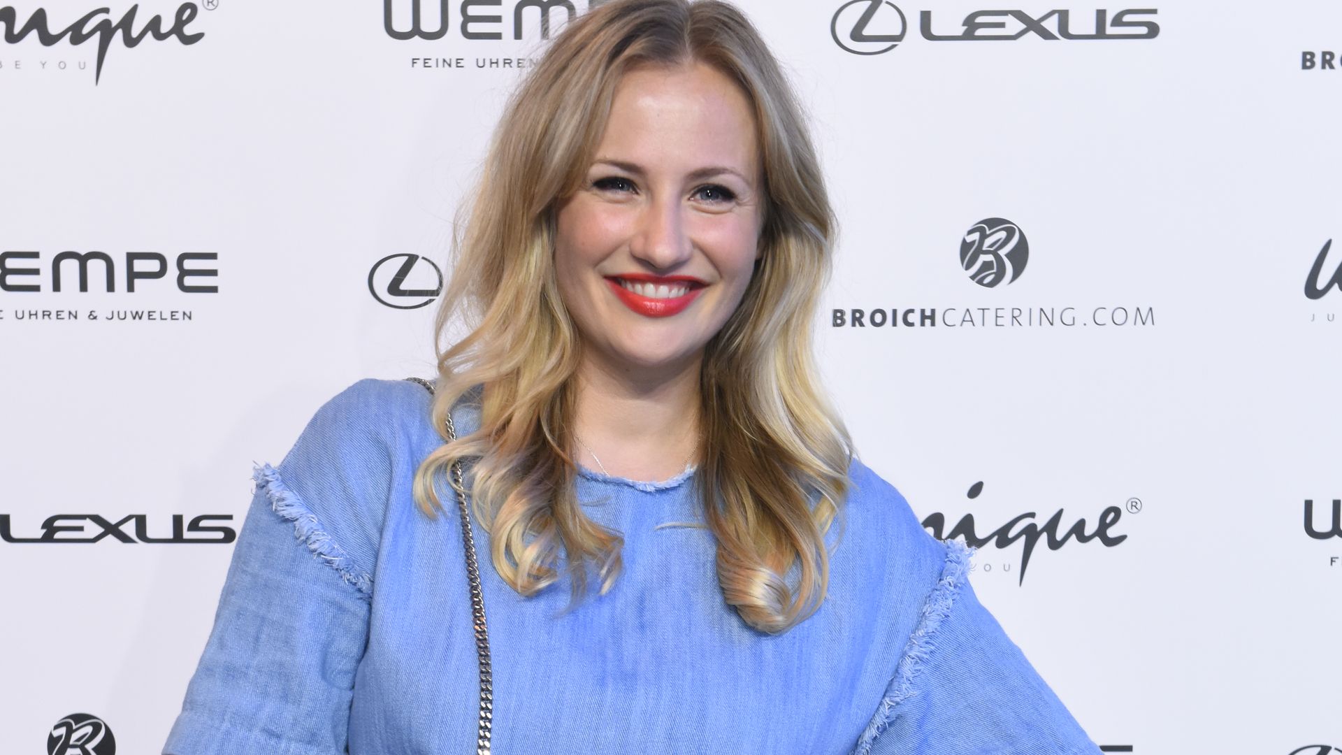 Ania La Patronne De L Agence Immobilière Nur 2 Monate nach der Geburt: AWZ-Ania wieder in Top-Form! | Promiflash.de