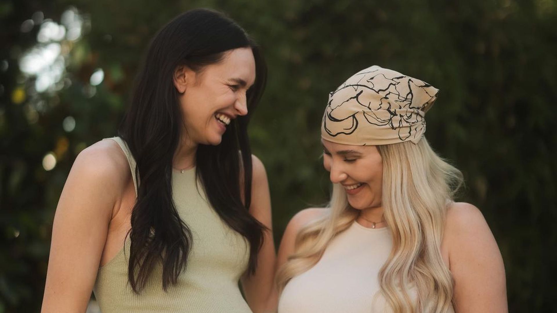 Harte Reise: Anna Adamyan und Ana Johnson strahlen schwanger