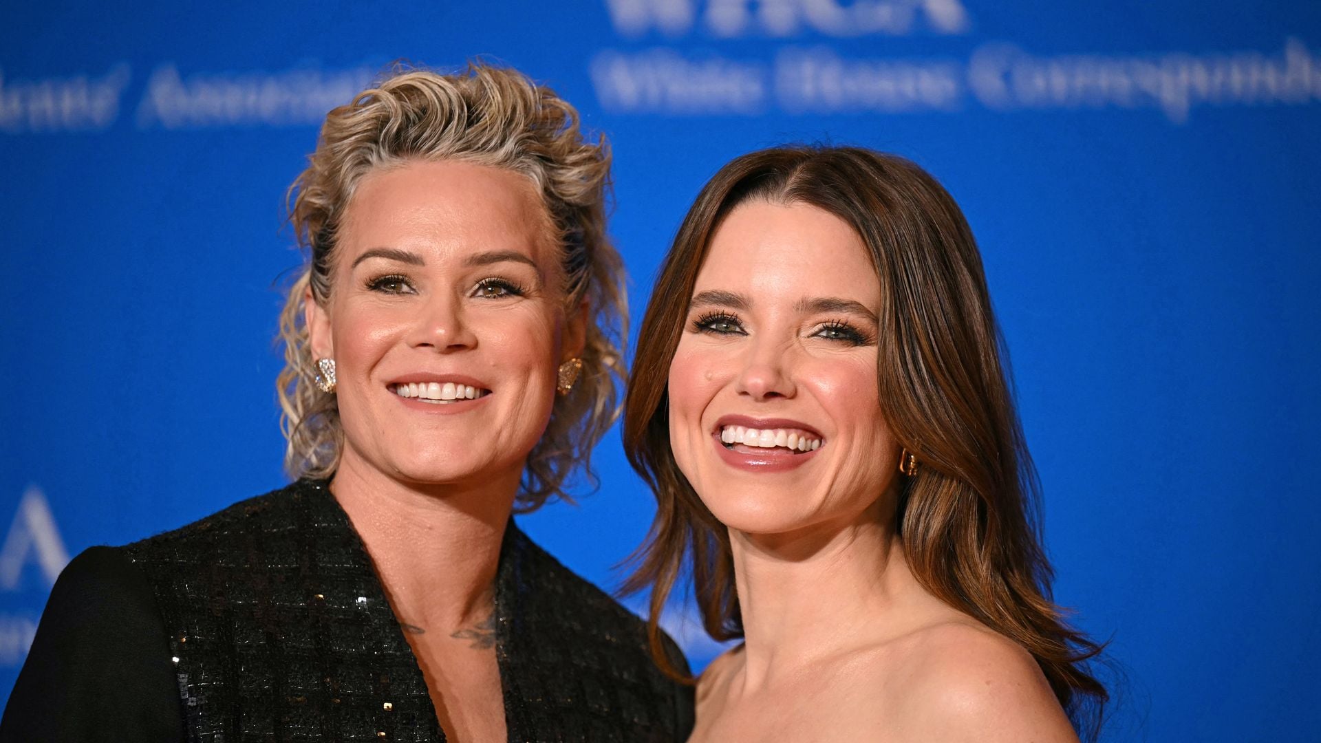 Ashlyn Harris feiert nach Outing Red-Carpet-Debüt mit Sophia