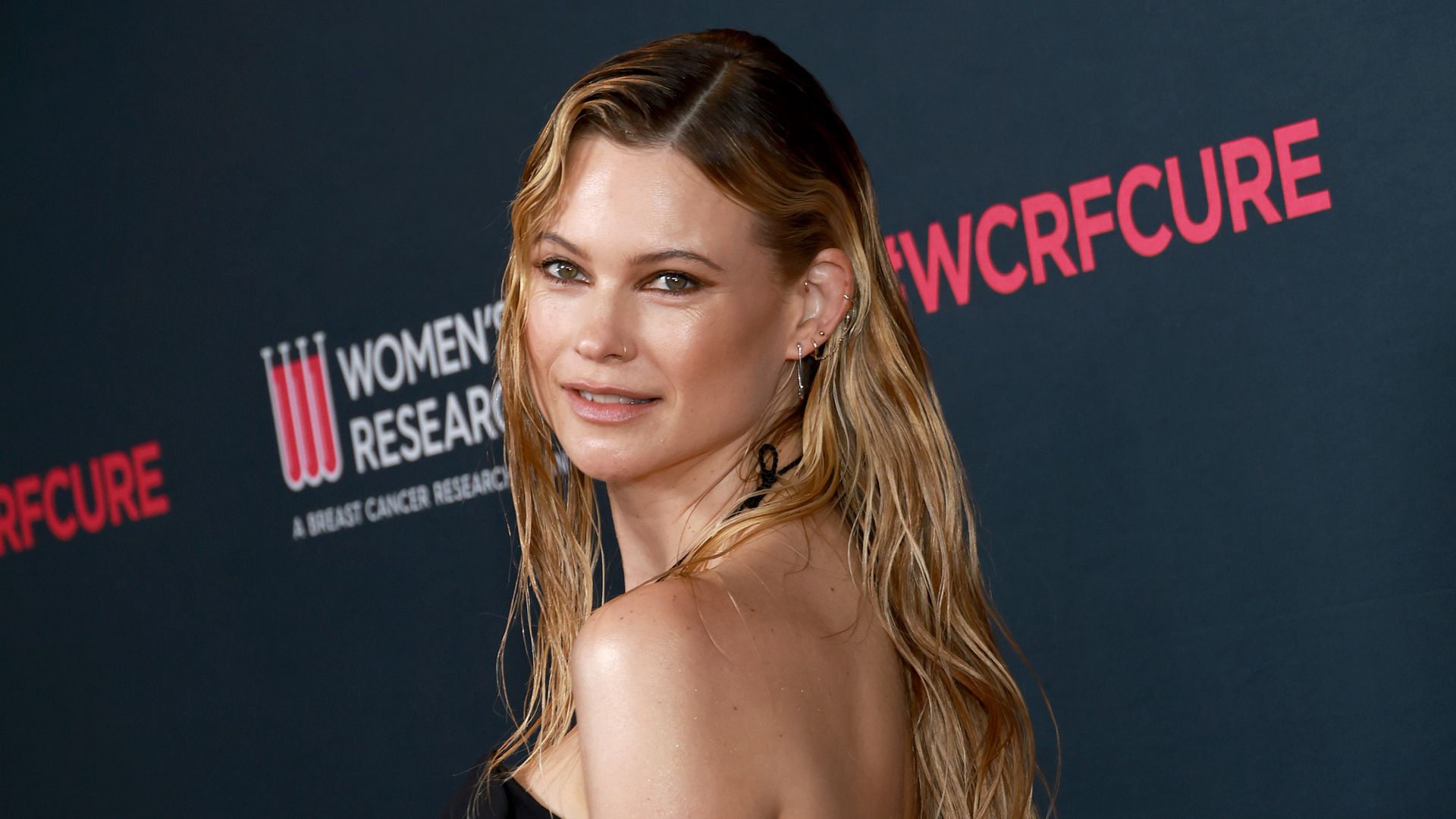 Wow Behati Prinsloo zeigt ihren PostBabyBody am Strand!