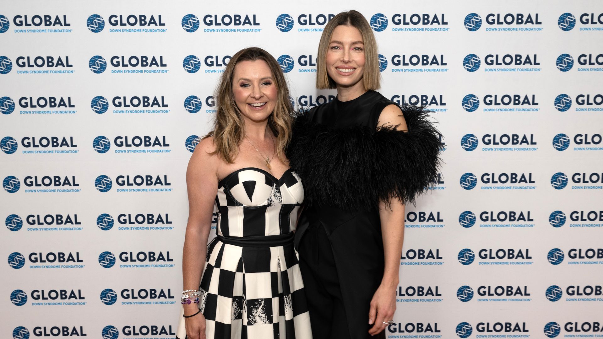 Beverley-Mitchell-und-Jessica-Biel-feiern-eine-Mini-Reunion