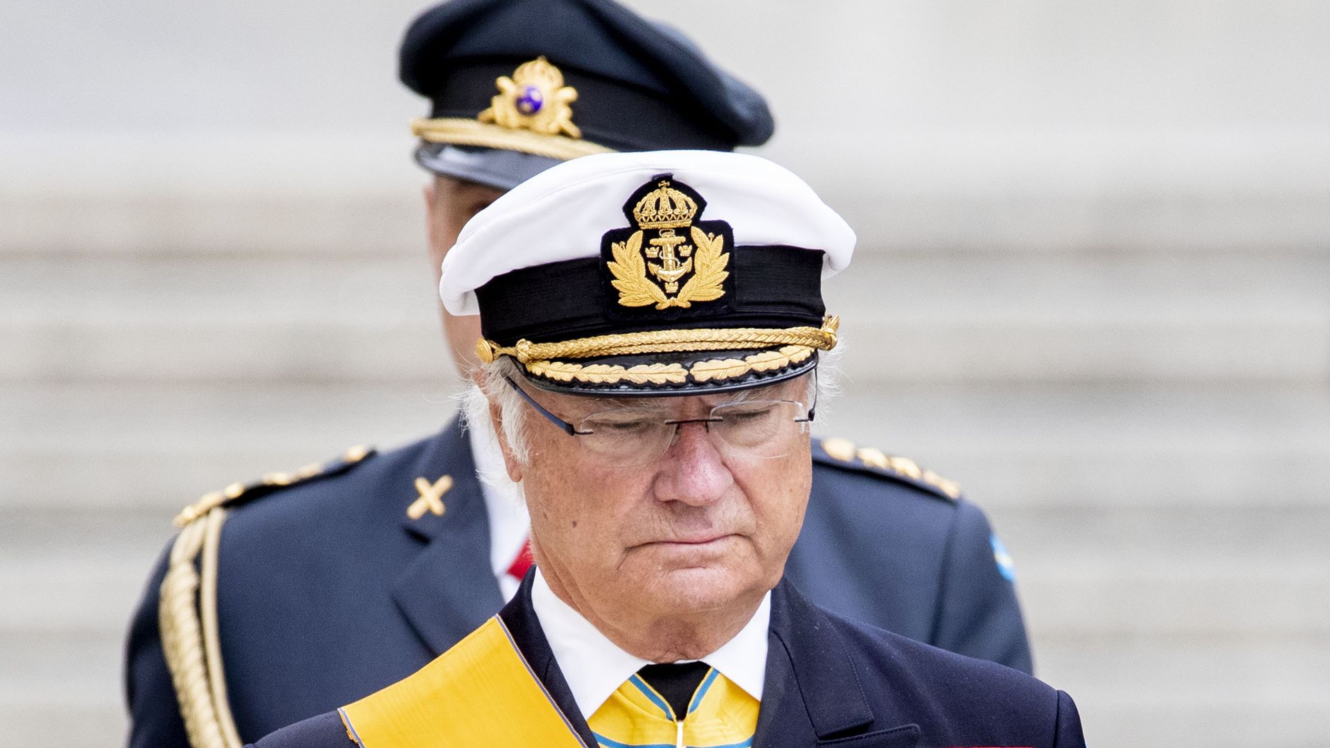 Schwedischer König Carl Gustaf zollt Prinz Philip Tribut!