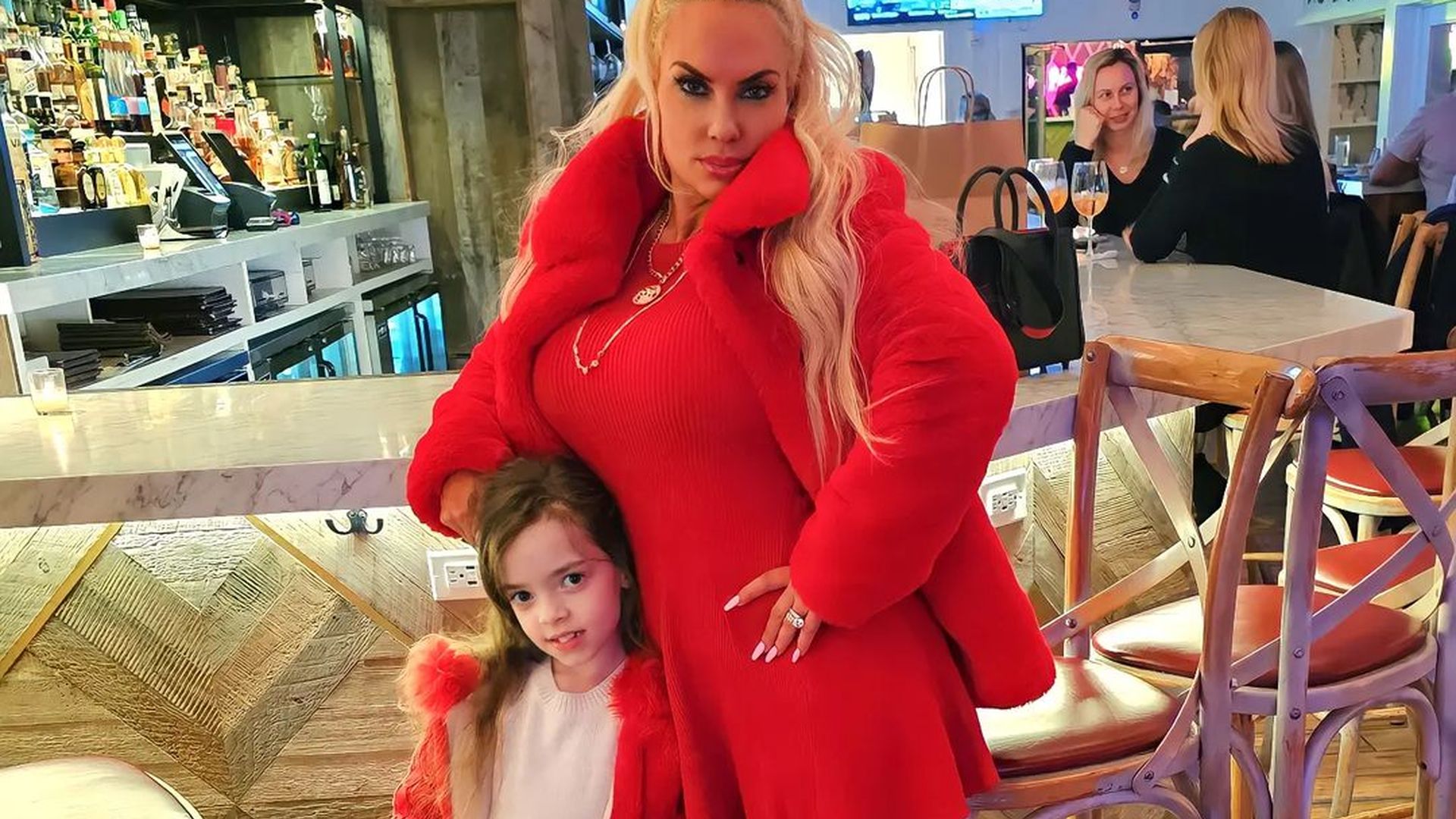 Fans sind entsetzt Coco Austins Tochter (8) spielt Beerpong