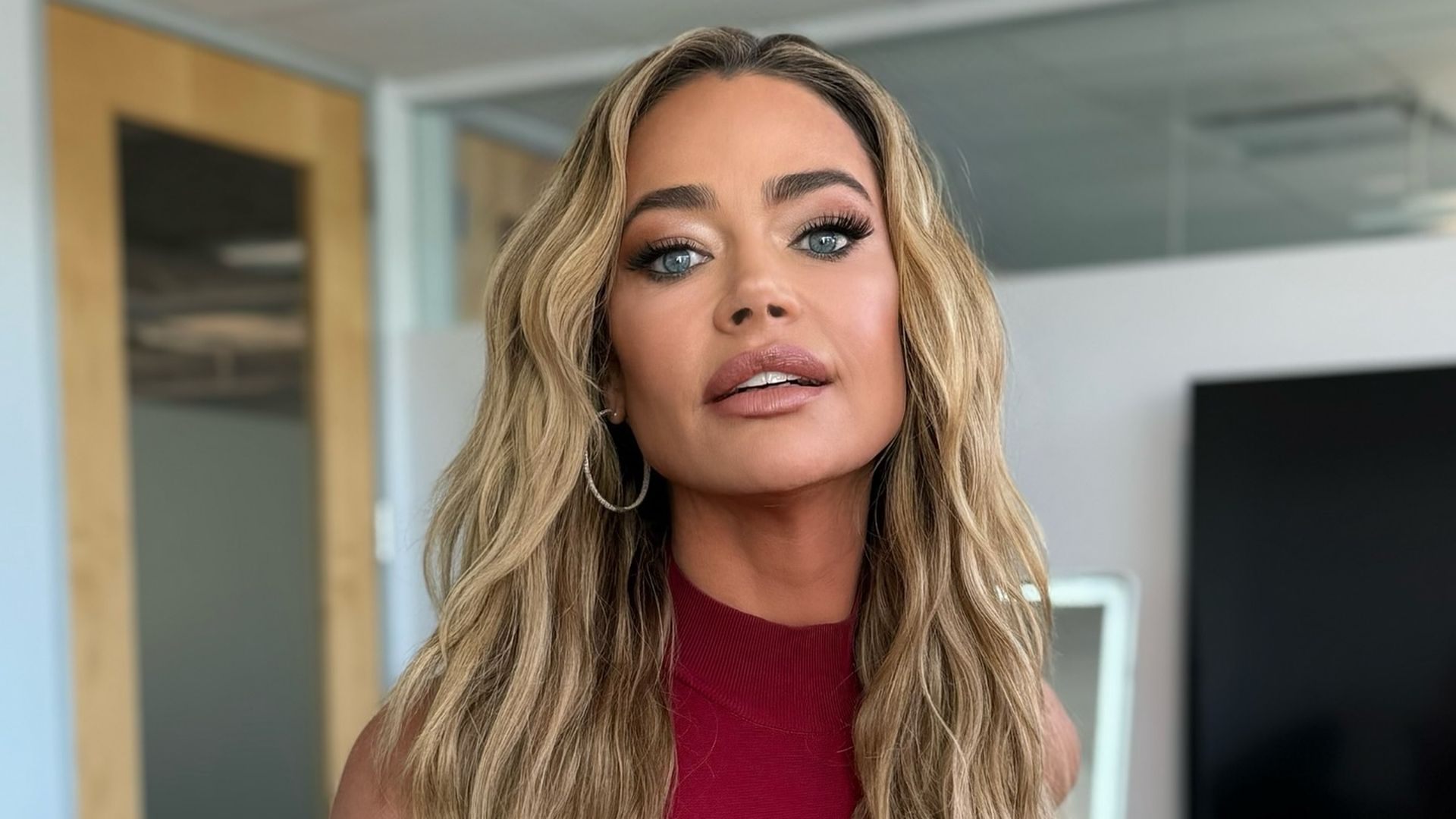Denise-Richards-riss-sich-bei-Dreh-beide-Brustimplantate