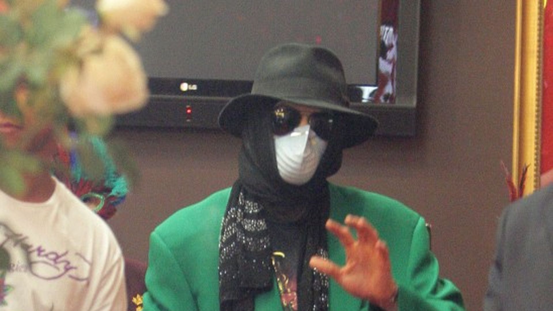 Michael Jackson in kunterbunter Klamotte | Promiflash.de