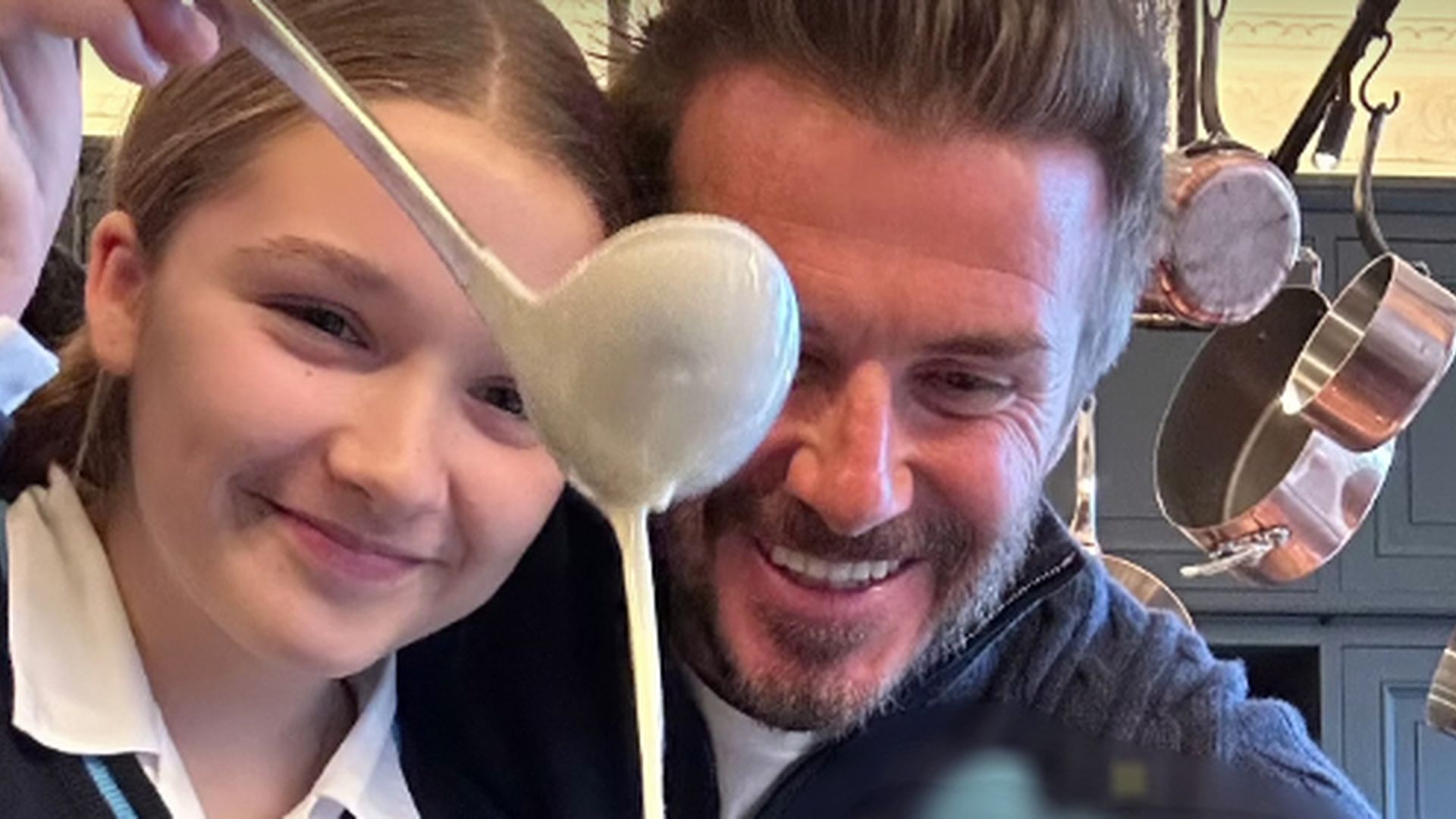 Süß: David Beckham macht Pfannkuchen mit Tochter Harper