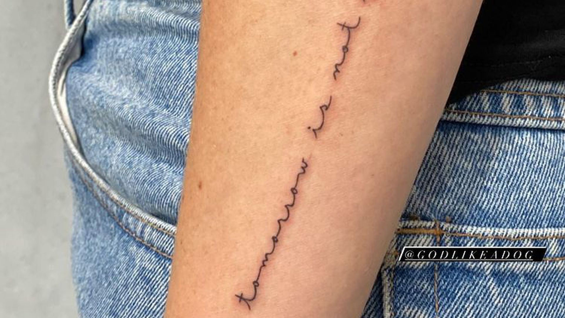 Mit Tattoo Heather Morris Gedenkt Naya Riveras Zum Todestag Promiflash De