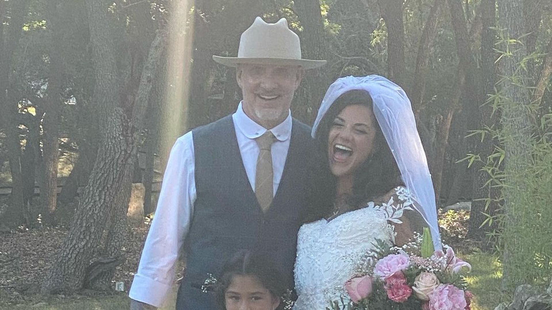 In Garten-Zeremonie: Jesse James hat seine Bonnie geheiratet