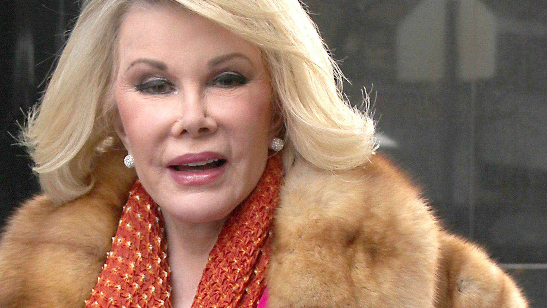 Joan Rivers Wegen Atemstillstand im Krankenhaus! Promiflash.de
