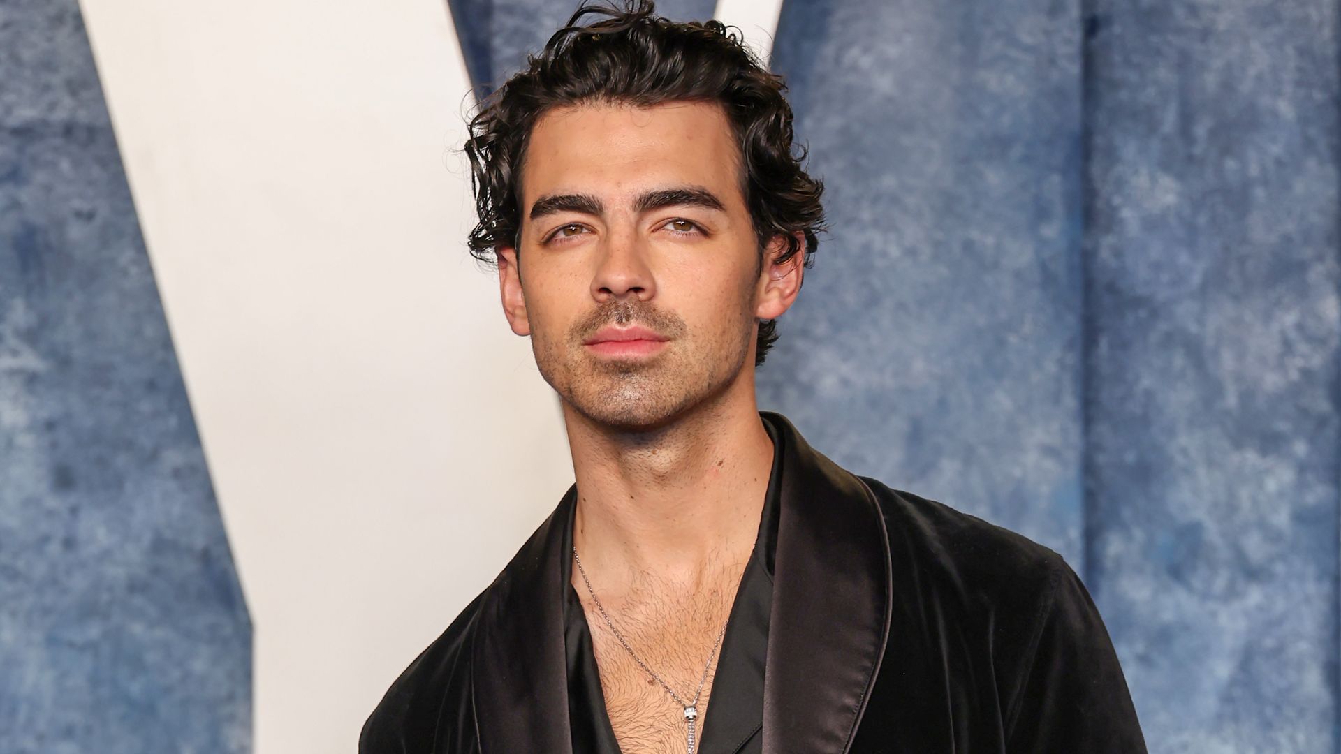 Für ein FanTattoo Joe Jonas unterbricht sein Konzert!