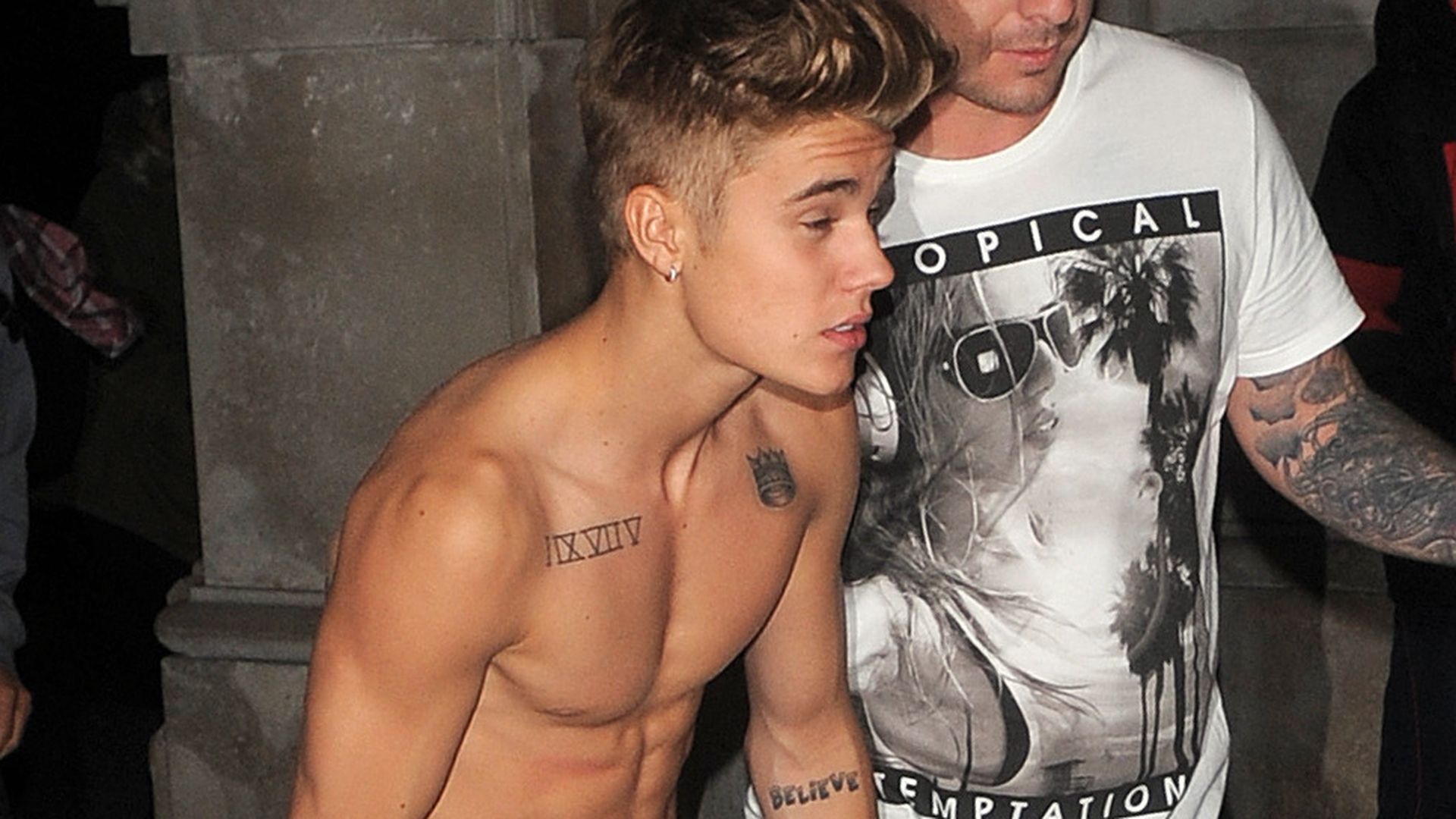 Justin Bieber Zieh Dir Gefalligst Ein Shirt An Promiflash De