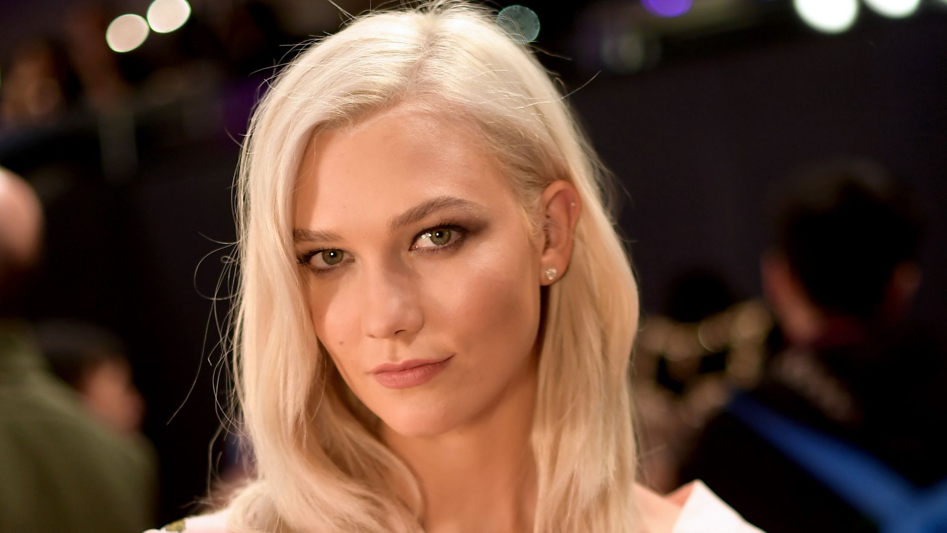 Karlie Kloss haut alle um Wegen ihr fliegt Paparazzo hin! Promiflash.de