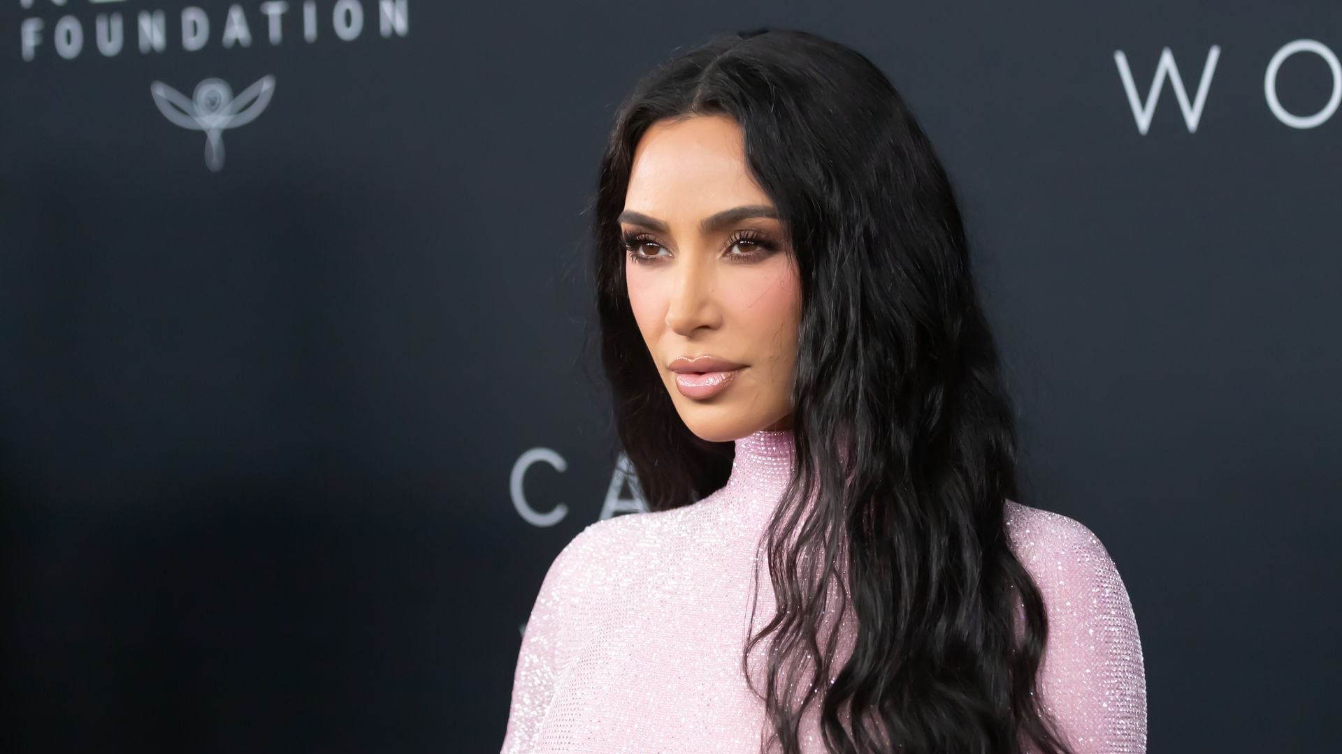 Wie Ist Kim Kardashian Berühmt Geworden Kim Kardashian ist über Kanyes Hochzeit mit Bianca verärgert