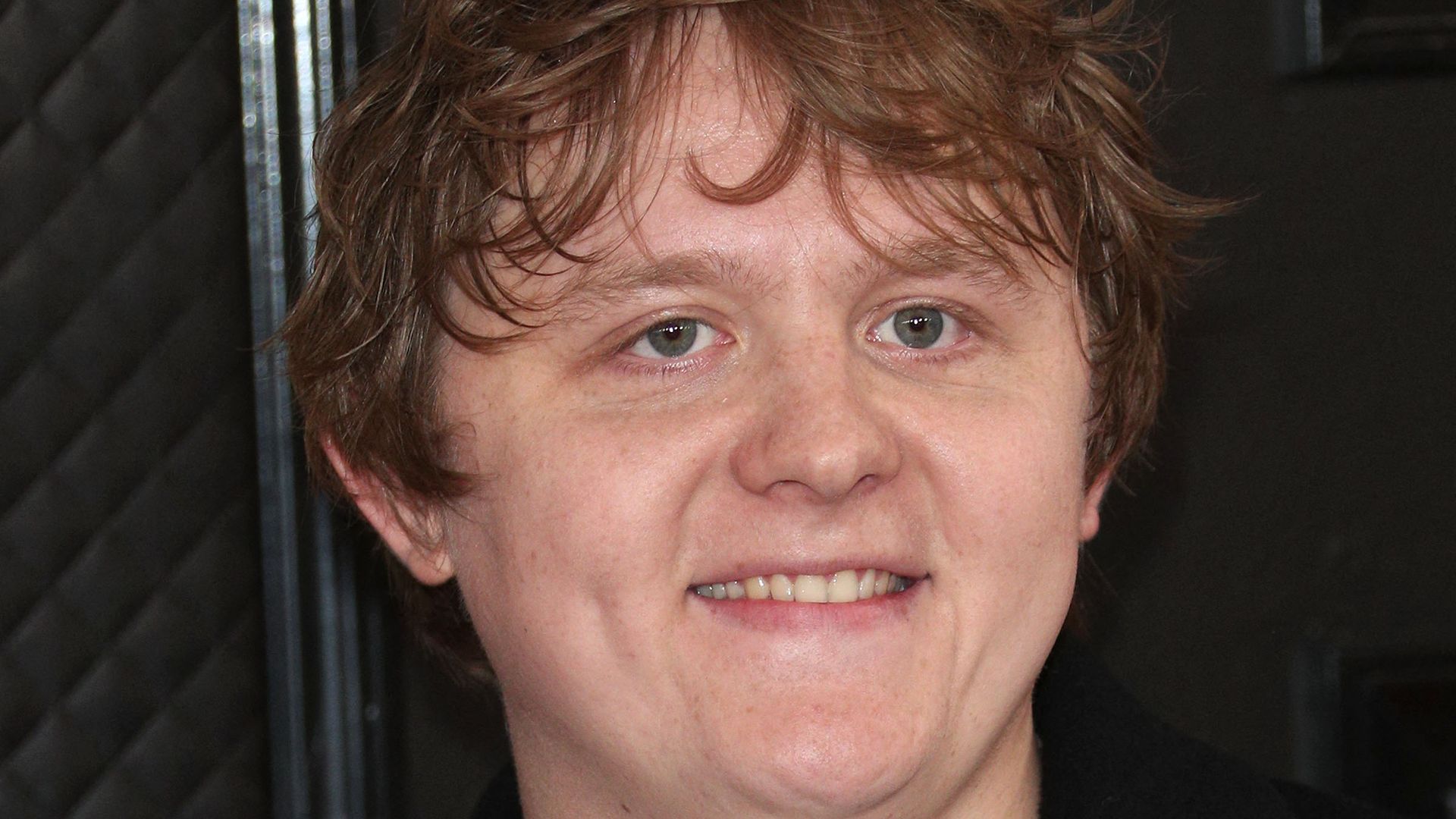 MusikAuszeit bald zu Ende? Lewis Capaldi strahlt wieder!