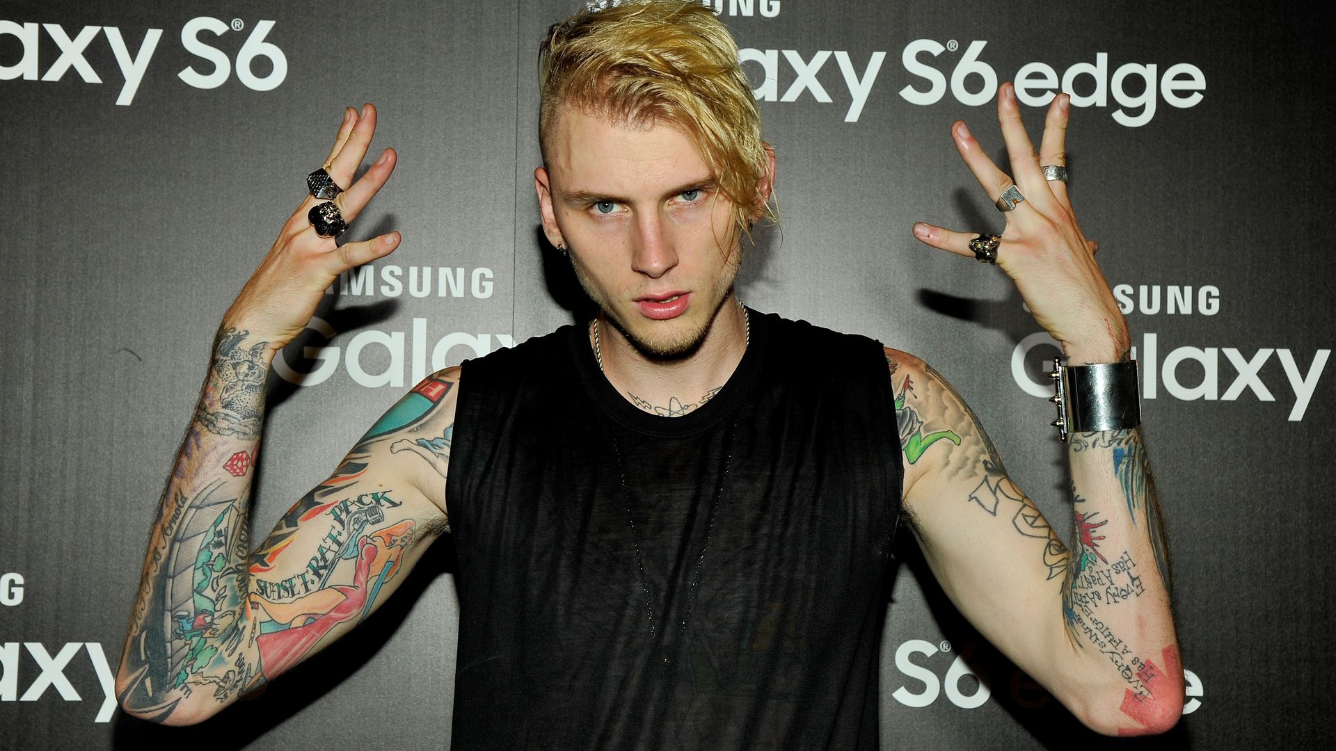 Rapper Machine Gun Kelly LiveSex auf der Bühne Rapper Machine Gun Kelly LiveSex auf der Bühne