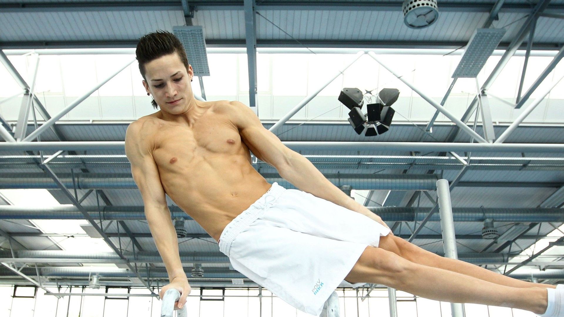 Heiß begehrt! Marcel Nguyen versinkt in Liebespost Promiflash.de