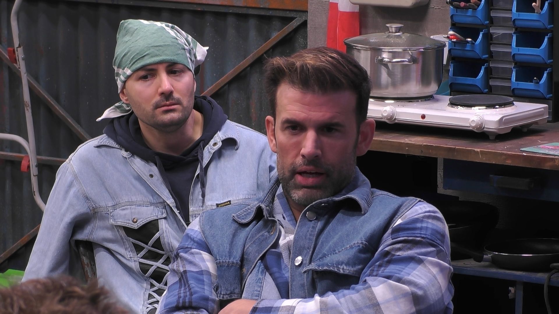 Weil ihm sein Anzug wichtiger ist Jeremy Fragrance macht sich bei