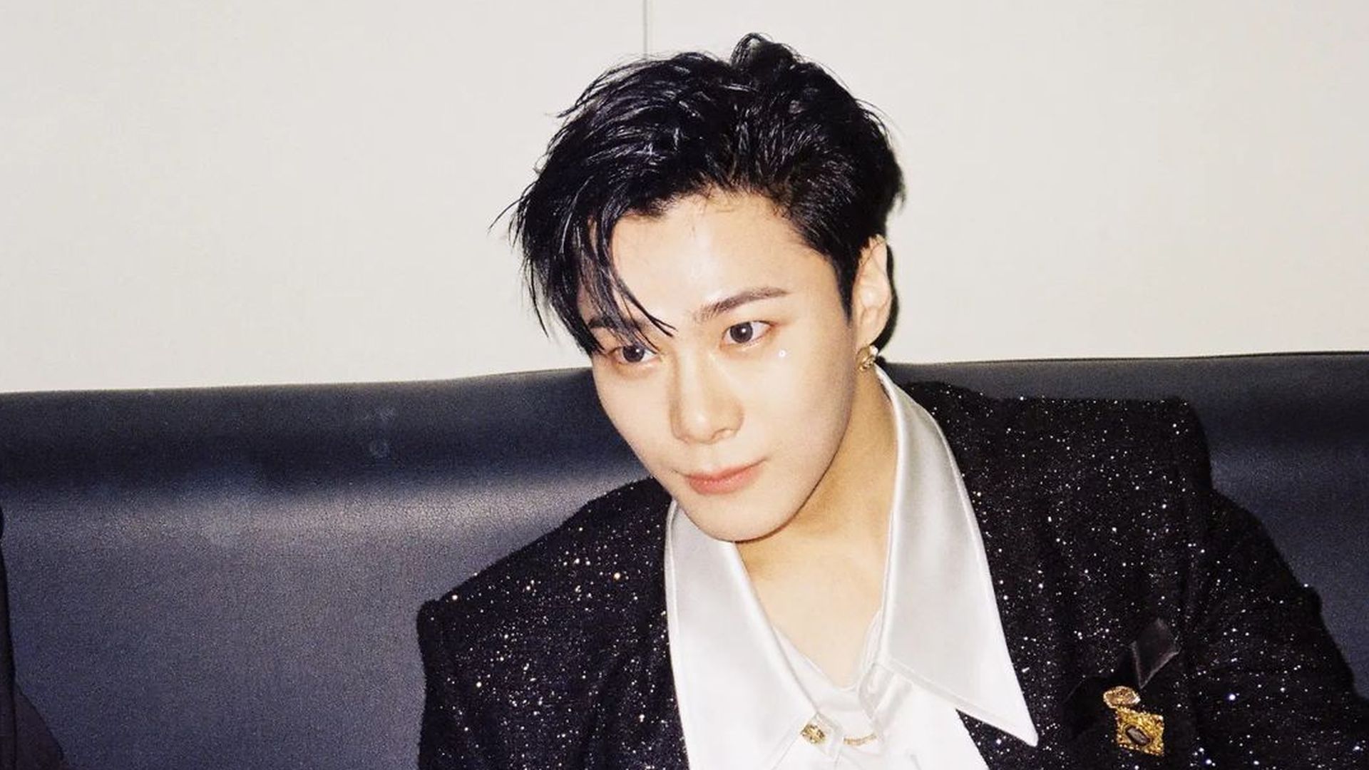 moonbin-schaut-nachdenklich-2.jpg