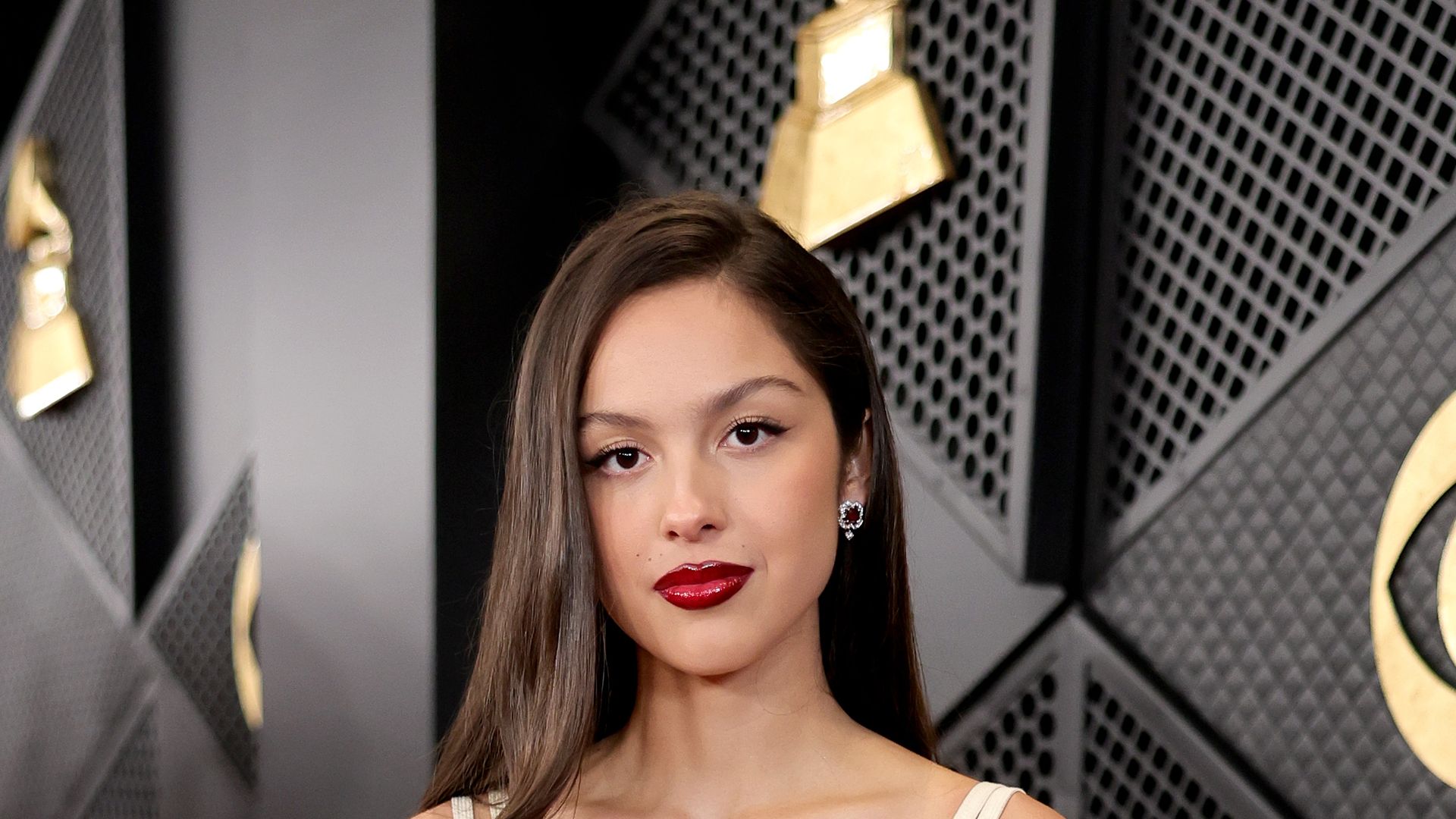 Olivia-Rodrigo-st-rzt-w-hrend-Melbourne-Show-dramatisch