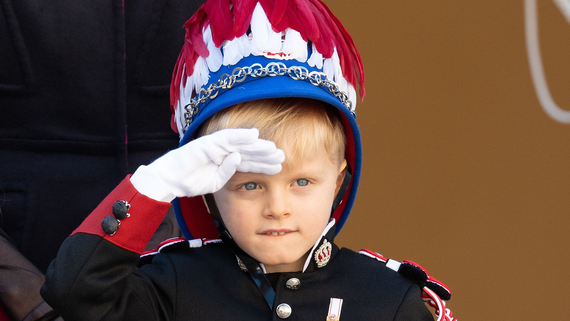 Wie ein Großer Prinz Jacques (5) salutiert in GardeUniform