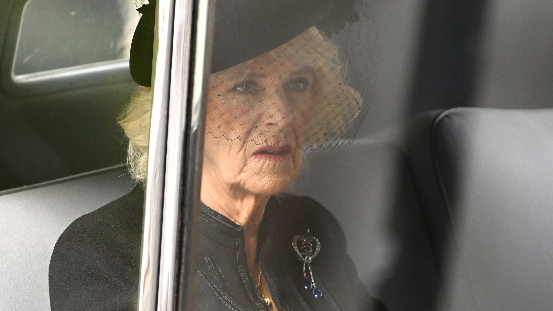 Tribut Zollt Königsgemahlin Camilla der Queen mit Brosche Tribut?