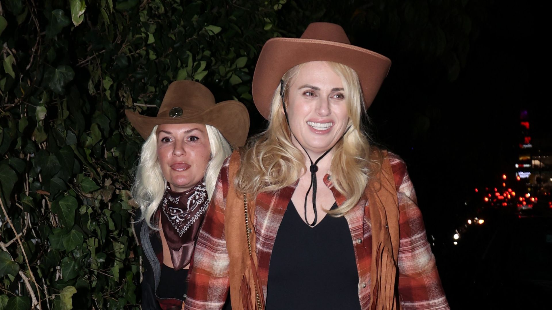 Rebel-Wilson-und-ihre-Ramona-feiern-als-Cowgirls-Halloween