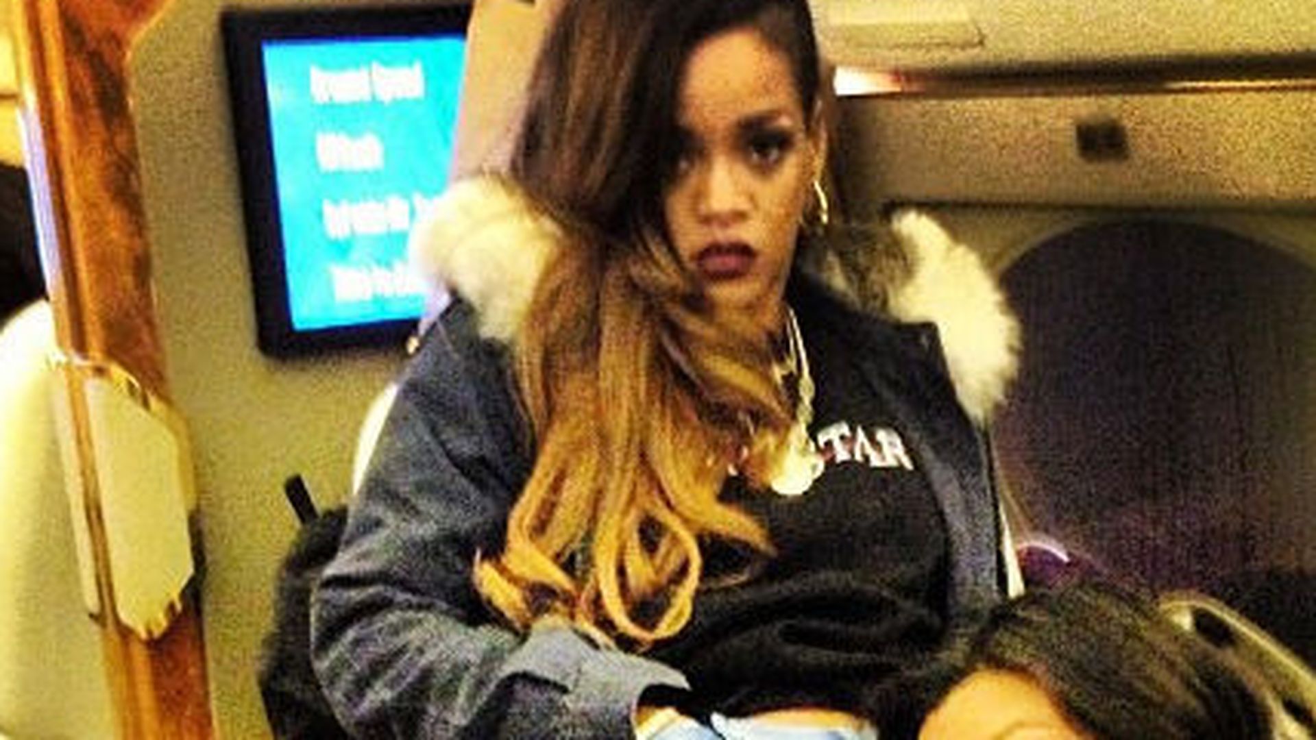 Hand in der Hose Rihanna macht