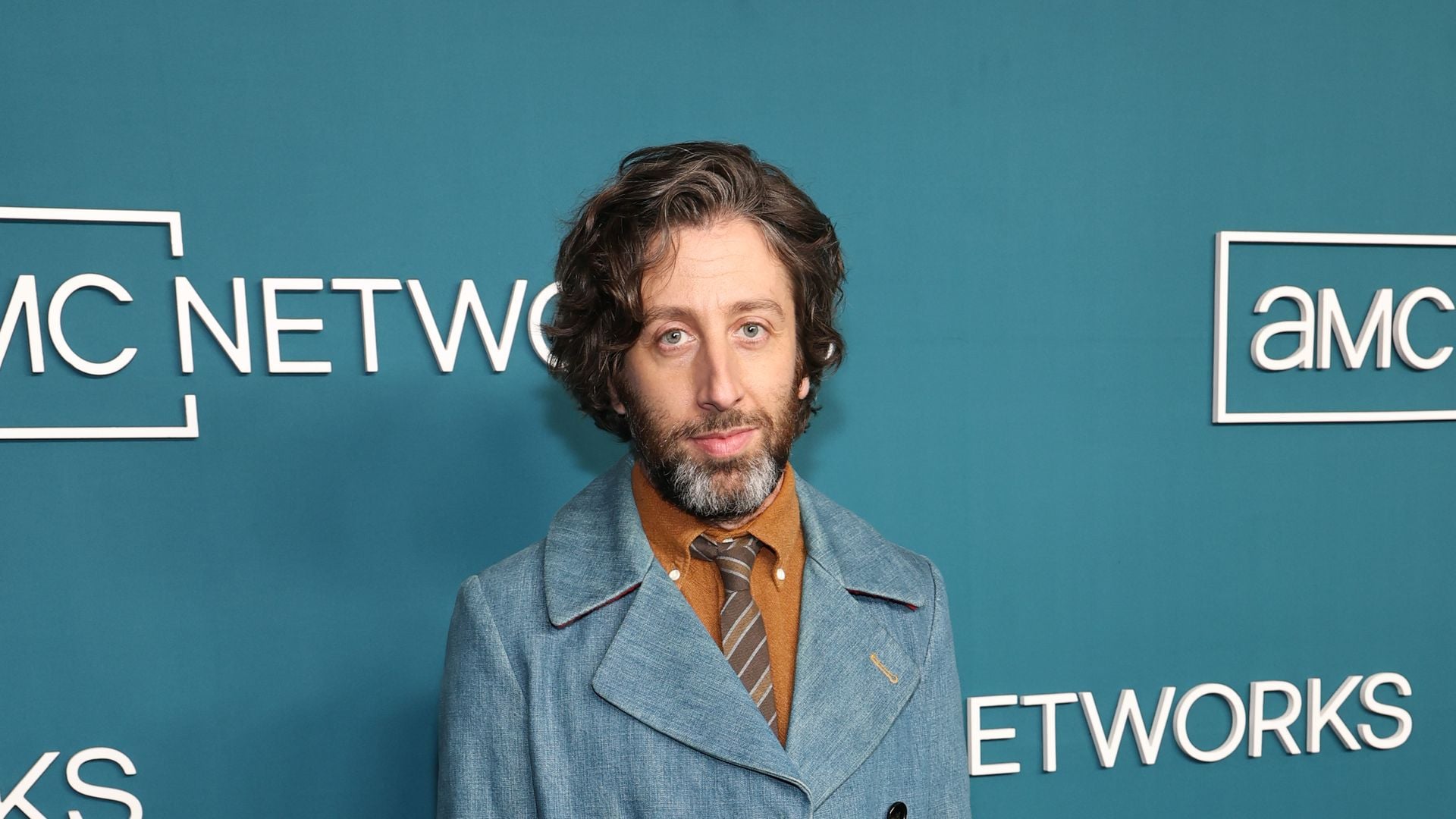 Ganz neuer Look: Simon Helberg trägt jetzt Locken und Bart
