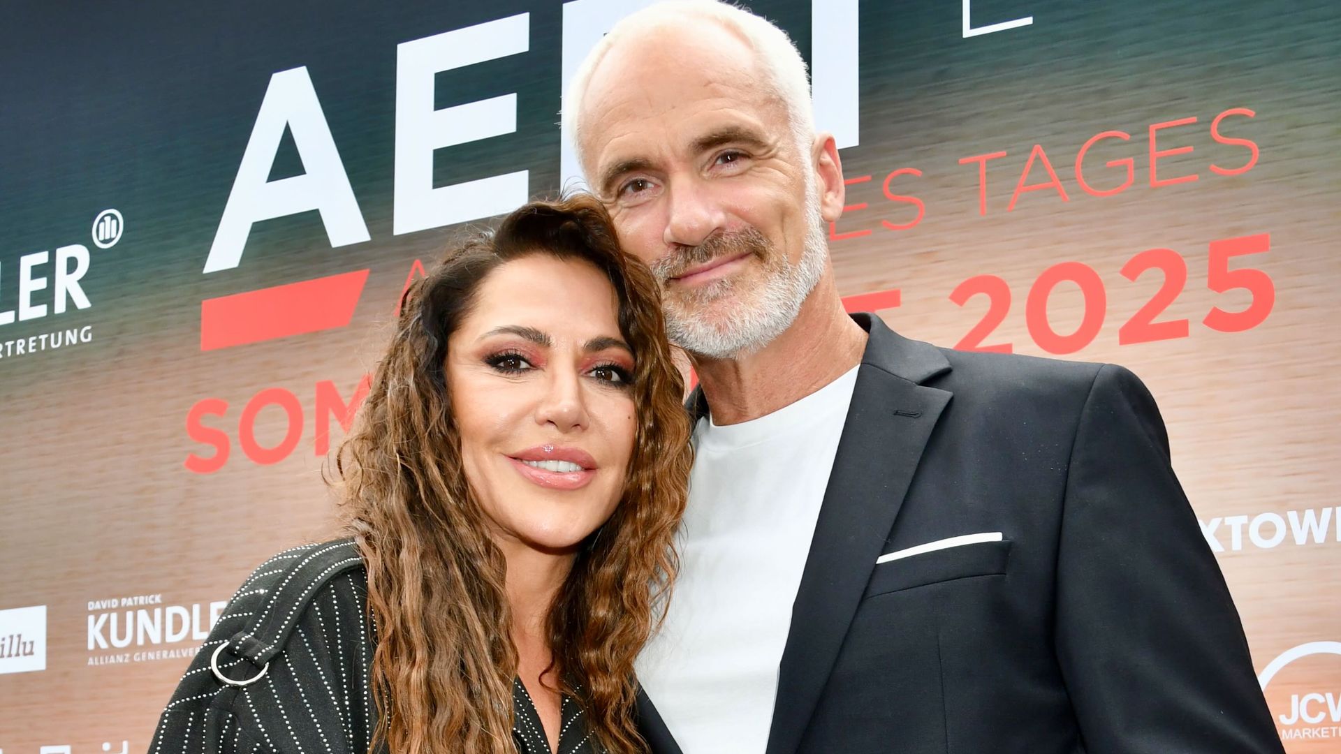 Simone-Thomalla-und-ihr-Ren-feiern-ihr-Red-Carpet-Deb-t