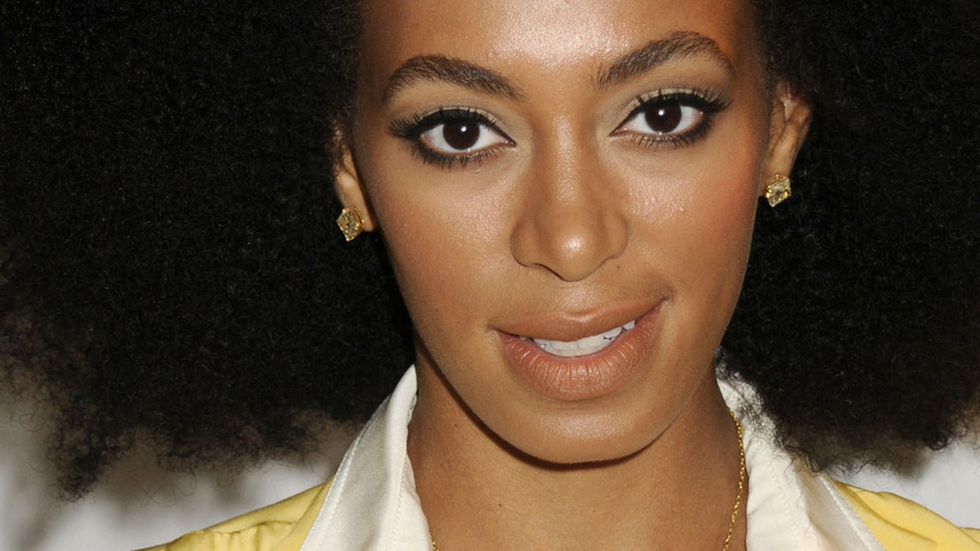 Solange Knowles' Afro im SecurityCheck gefilzt Promiflash.de